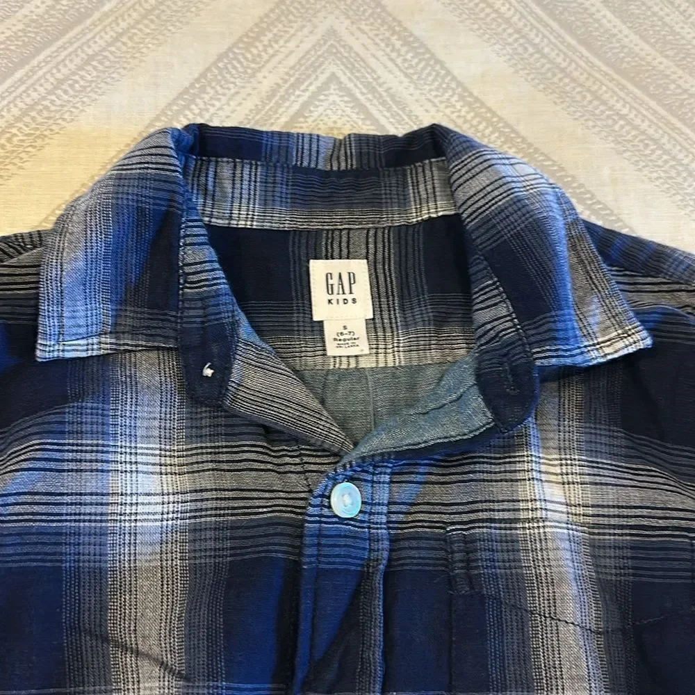 Gap Kids Boys Navy Blue & White Plaid Button Down Shirt - Size S 6/7